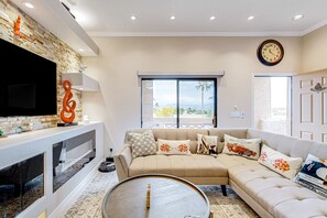 Smart TV, fireplace, books - 2nd-floor condo with fireplace, patio, pool, hot tub, mini golf, BBQ area, & AC (Fountain Hills)