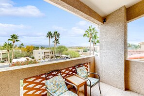 Property grounds - 2nd-floor condo with fireplace, patio, pool, hot tub, mini golf, BBQ area, & AC (Fountain Hills)