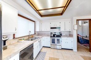 Fridge, microwave, oven, stovetop - Retro home with enclosed yard, covered patio, grill, firepit, AC, & washer/dryer (Glendale)