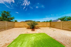 Property grounds - Retro home with enclosed yard, covered patio, grill, firepit, AC, & washer/dryer (Glendale)