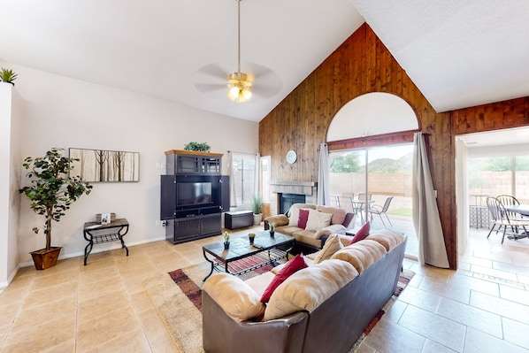 Smart TV - Retro home with enclosed yard, covered patio, grill, firepit, AC, & washer/dryer (Glendale)