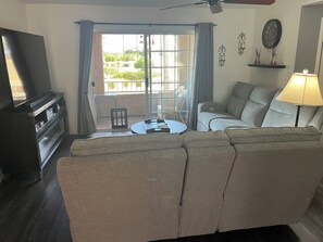Smart TV, DVD player - 2-bedroom fully furnished condo in enchanting Palm Springs with AC. (Palm Springs)
