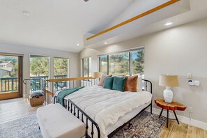 3 bedrooms, iron/ironing board, free WiFi, bed sheets - Spacious home w/ large yard, deck, mountain view, fire pit & grill (Flagstaff)