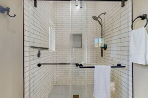 Shower, hair dryer, towels - Spacious home w/ large yard, deck, mountain view, fire pit & grill (Flagstaff)