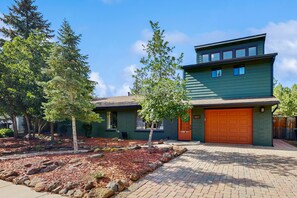 Exterior - Spacious home w/ large yard, deck, mountain view, fire pit & grill (Flagstaff)