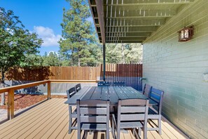 Outdoor dining - Spacious home w/ large yard, deck, mountain view, fire pit & grill (Flagstaff)