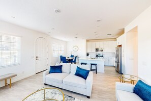 Smart TV - Townhouse with central AC, patio, grill, washer/dryer, pool & hot tub access (Chandler)