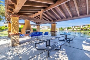 Outdoor dining - Townhouse with central AC, patio, grill, washer/dryer, pool & hot tub access (Chandler)
