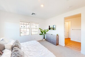 4 bedrooms, desk, iron/ironing board, travel cot - Townhouse with central AC, patio, grill, washer/dryer, pool & hot tub access (Chandler)