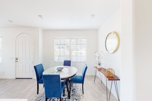 Dining - Townhouse with central AC, patio, grill, washer/dryer, pool & hot tub access (Chandler)