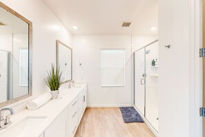 Shower, hair dryer, towels - Townhouse with central AC, patio, grill, washer/dryer, pool & hot tub access (Chandler)
