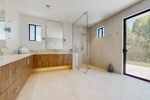 Shower, hair dryer, towels - Stunning Modern Home w/Mountain Views + Private Pool, Spa & Grill  - Dog ok (Rancho Mirage)