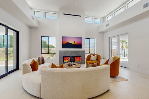 Stunning Modern Home w/Mountain Views + Private Pool, Spa & Grill  - Dog ok