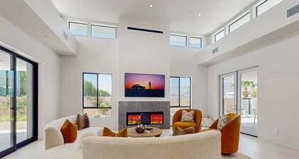 Stunning Modern Home w/Mountain Views + Private Pool, Spa & Grill - Dog ok