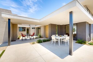 Outdoor dining - Stunning Modern Home w/Mountain Views + Private Pool, Spa & Grill  - Dog ok (Rancho Mirage)