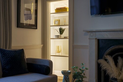 Stunning, Spacious Bath Townhouse w/parking