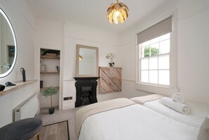 Unclassified image, 5 of 17, button - Stunning, Spacious Bath Townhouse w/parking (Bath)