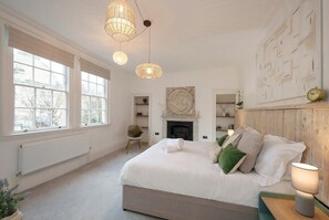 Unclassified image, 2 of 17, button - Stunning, Spacious Bath Townhouse w/parking (Bath)