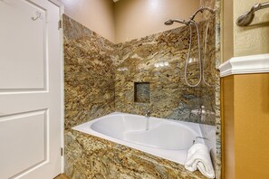 Shower, hair dryer, towels - Condo in PGA West with Ping-Pong, pool & pool spa access - 2BR - #LIC-068206 (La Quinta)