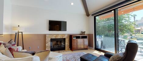 Smart TV, chimenea y tenis de mesa