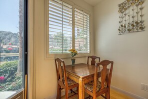 Dining - Condo in PGA West with Ping-Pong, pool & pool spa access - 2BR - #LIC-068206 (La Quinta)