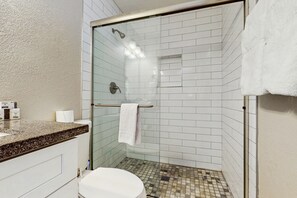 Douche, sèche-cheveux, serviettes fournies