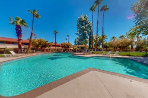 A heated pool - Bright & modern dog-friendly oasis with pool, tennis courts, balcony, & A/C (Palm Springs)