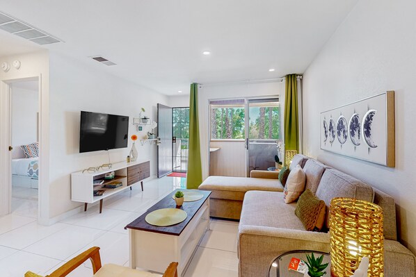 Smart TV - Bright & modern dog-friendly oasis with pool, tennis courts, balcony, & A/C (Palm Springs)