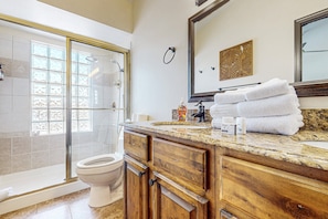 Shower, hair dryer, towels - Charming & sunlit villa with private pool, patio, & firepit - near golf & trails (Mesa)
