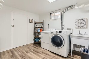 Interior - Beautiful 4 Bedroom House in Arvada near Mountains & Downtown Den/Pet Friendly (Arvada)