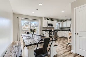 Private kitchen - Beautiful 4 Bedroom House in Arvada near Mountains & Downtown Den/Pet Friendly (Arvada)