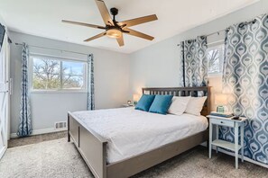 4 bedrooms, iron/ironing board, WiFi, bed sheets - Beautiful 4 Bedroom House in Arvada near Mountains & Downtown Den/Pet Friendly (Arvada)