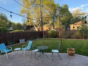 Outdoor dining - Beautiful 4 Bedroom House in Arvada near Mountains & Downtown Den/Pet Friendly (Arvada)