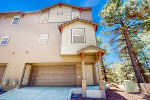 Exterior - Modern home w/ two master suites & private balcony, desk space, & central A/C (Flagstaff)