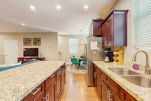 Interior - Modern home w/ two master suites & private balcony, desk space, & central A/C (Flagstaff)