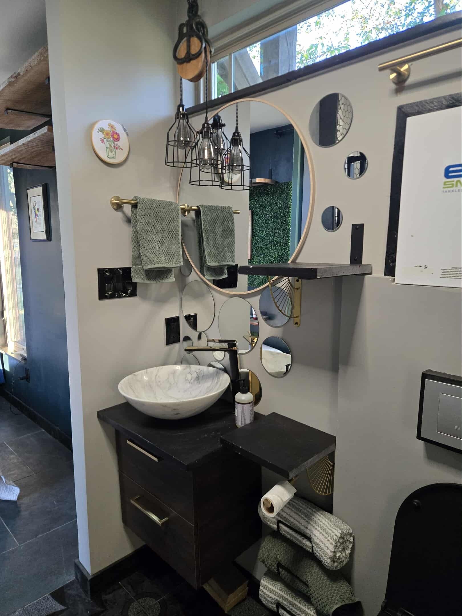 Douche, sèche-cheveux, serviettes fournies, savon