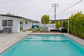 A heated pool - Mid-century modern home w/mountain views, private pool, gas grill, A/C (Palm Springs)
