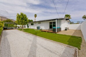 Terrace/patio - Mid-century modern home w/mountain views, private pool, gas grill, A/C (Palm Springs)