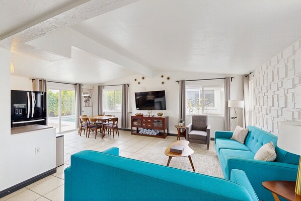 Smart TV - Mid-century modern home w/mountain views, private pool, gas grill, A/C (Palm Springs)