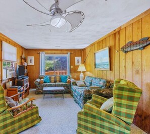 Living area - 3-bedroom house in lovely Sandbridge Beach-Budget Getaway (Virginia Beach)