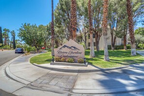 Property grounds - Mtn-view 2nd-floor renovated condo near trails with 4 pools, pool spas, balcony (Palm Springs)
