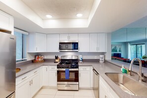 Fridge, microwave, oven, stovetop - Mtn-view 2nd-floor renovated condo near trails with 4 pools, pool spas, balcony (Palm Springs)