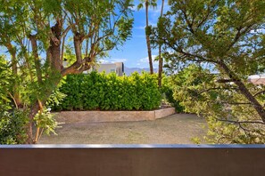 Property grounds - Mtn-view 2nd-floor renovated condo near trails with 4 pools, pool spas, balcony (Palm Springs)