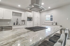 Refrigerador, microondas, placa de cocina, lavavajillas