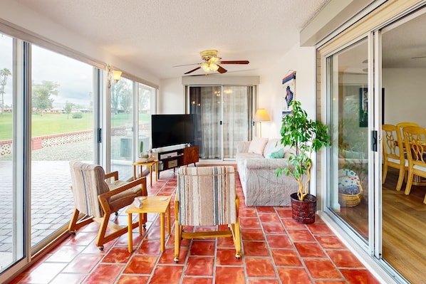 Smart TV - Snowbird-friendly golf-front home with pool, hot tub, grill, smart TVs, W/D, AC (Mesa)