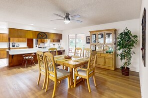 Dining - Snowbird-friendly golf-front home with pool, hot tub, grill, smart TVs, W/D, AC (Mesa)