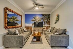 TV - Luxury Waterfront Living! Naples Resort Condo (Naples)