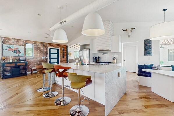 Fridge, microwave, oven, stovetop - Sunny downtown home with private pool, hammock, enclosed backyard, grill, patio (Phoenix)