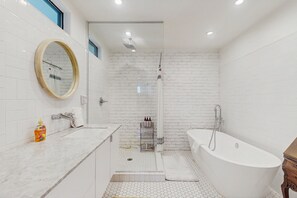 Shower, hair dryer, towels - Sunny downtown home with private pool, hammock, enclosed backyard, grill, patio (Phoenix)