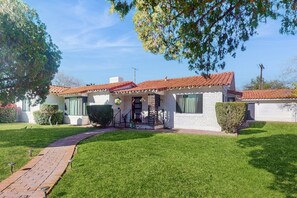 Exterior - Sunny downtown home with private pool, hammock, enclosed backyard, grill, patio (Phoenix)